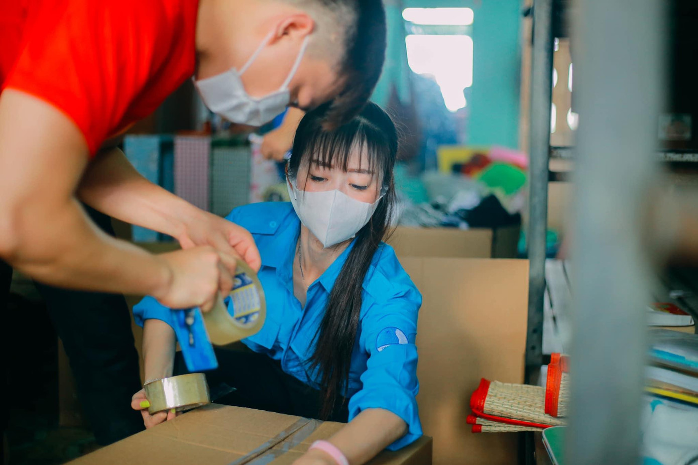 "Hoa khôi làng võ" Châu Tuyết Vân phụ giúp dọn dẹp tại KTX ĐH Sư phạm TP. HCM.