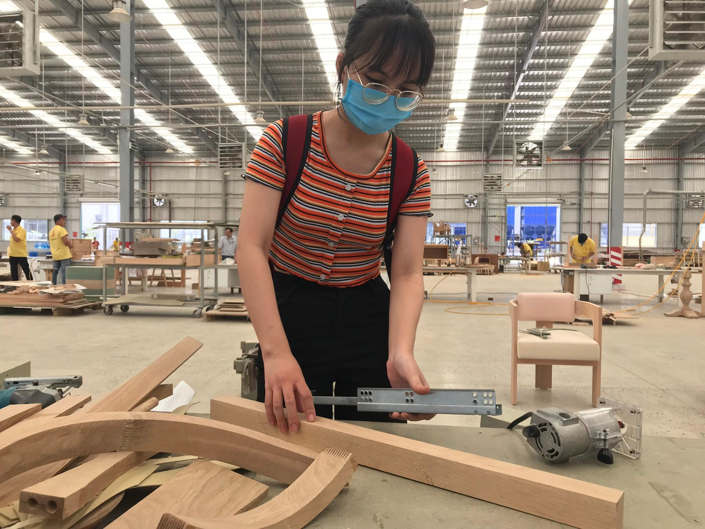 Cẩm Tú thực hiện tác phẩm tại nhà máy AA.