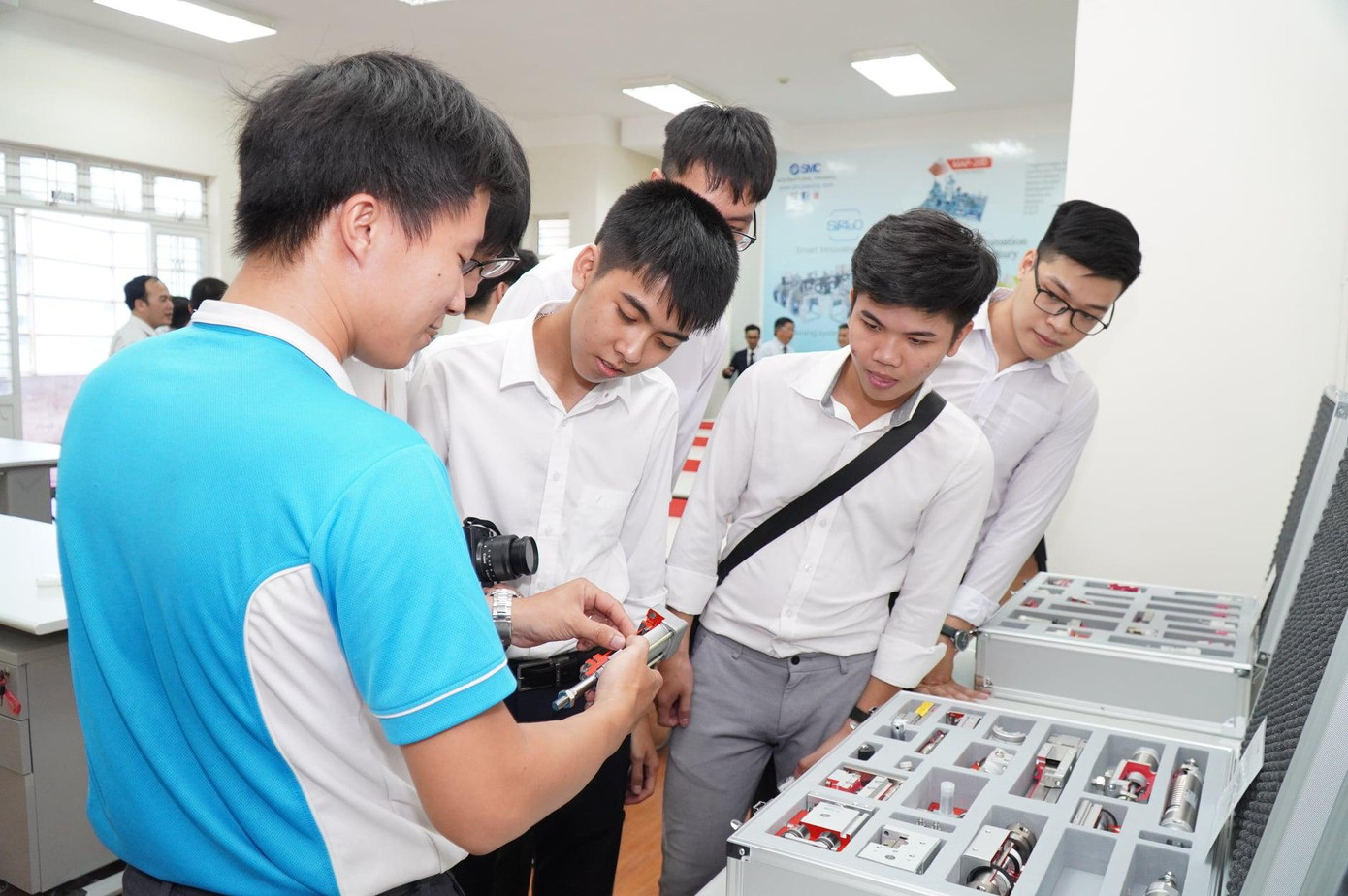 Sinh viên trường ĐH Bách khoa (ĐH Đà Nẵng) trong giờ thực hành.