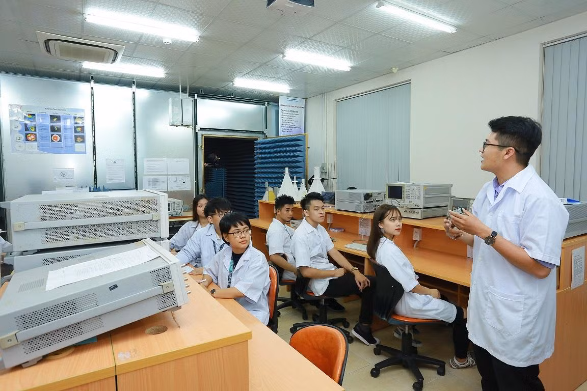 Sinh viên Khoa Điện tử - Viễn thông trường ĐH Quốc tế TP. HCM.
