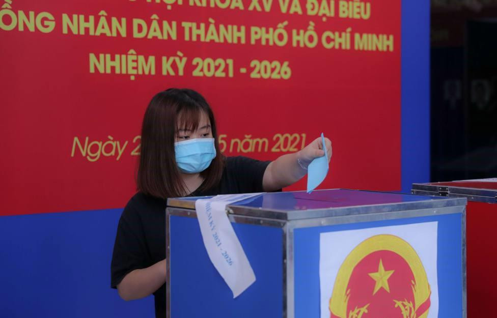 Lá phiếu không chỉ là kỳ vọng mà còn là trách nhiệm với mỗi cử tri sinh viên. Trong ảnh: Sinh viên trường ĐH Công nghiệp TP. HCM tham gia bỏ phiếu tại trường.