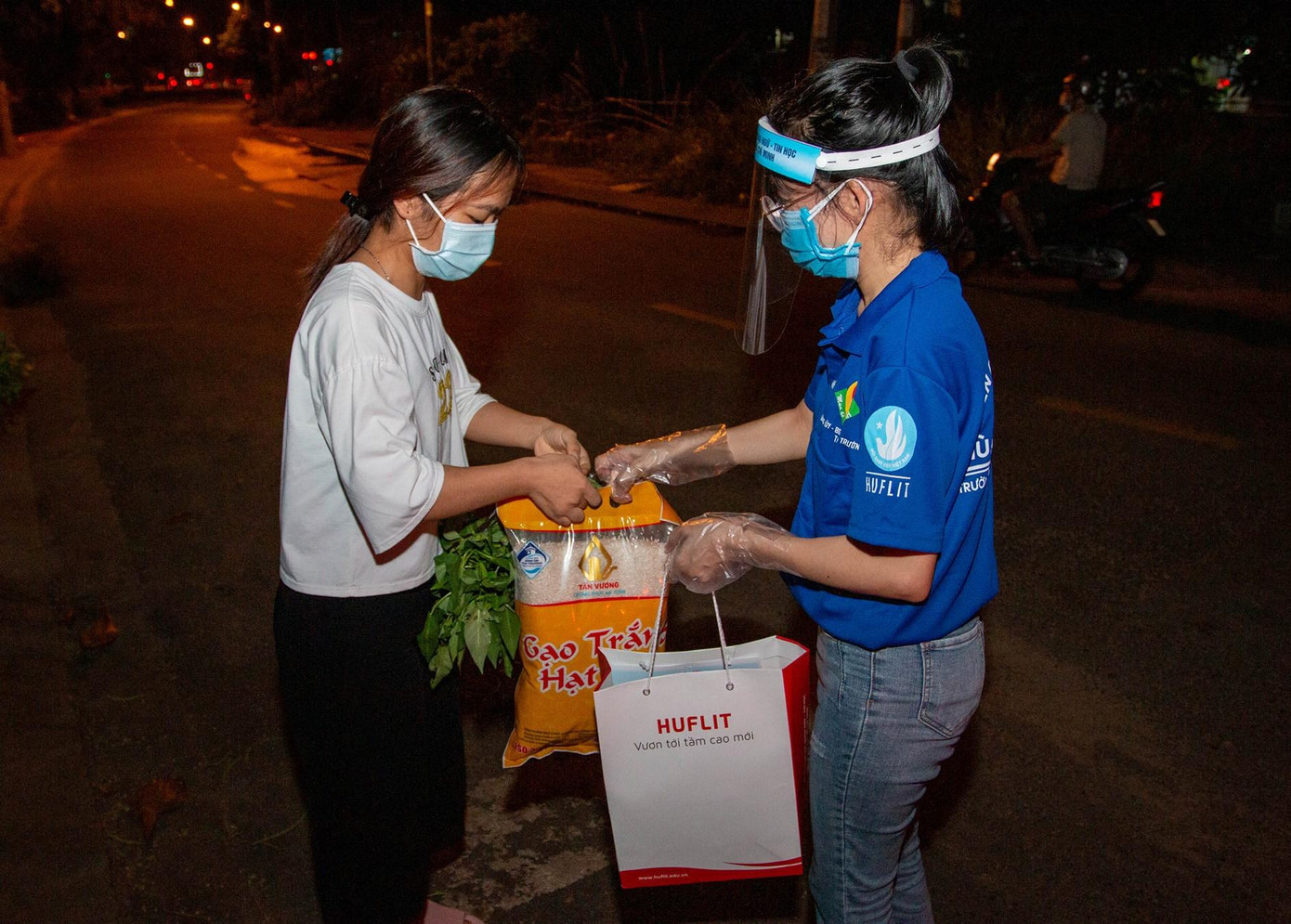 Trao quà cho một sinh viên trường ĐH Huflit ở trọ tại Phường Linh Đông -TP Thủ Đức. Ảnh: Huflit Trao quà cho một sinh viên trường ĐH Huflit ở trọ tại Phường Linh Đông -TP Thủ Đức. Ảnh: Huflit