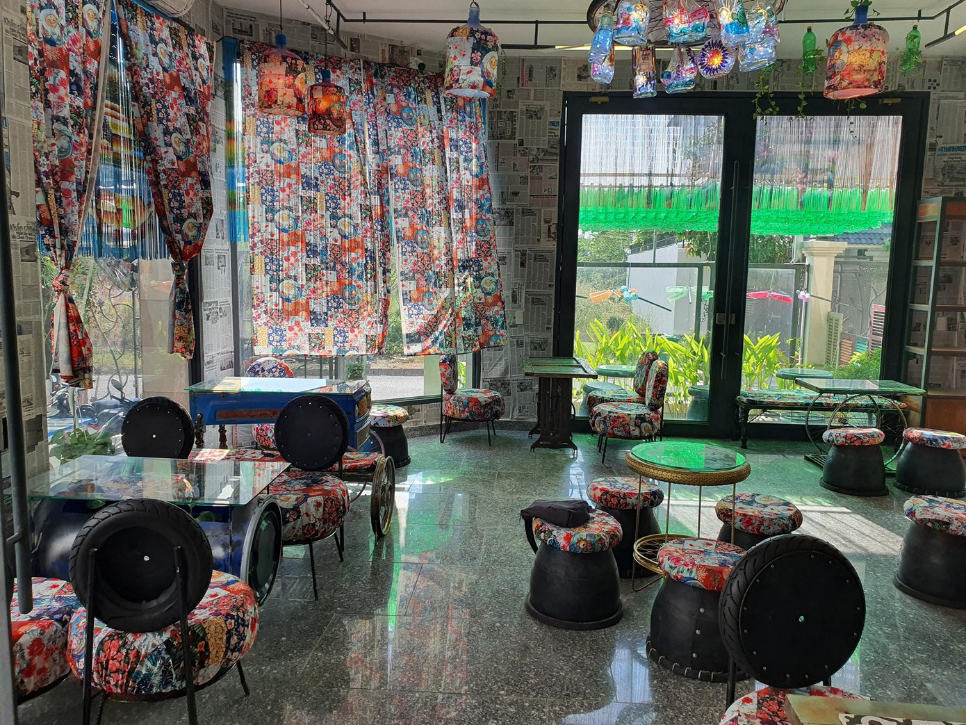 Giấy báo, chai nhựa, bánh xe cũ, vành xe đạp... đều được "tái sinh" trong không gian quán.