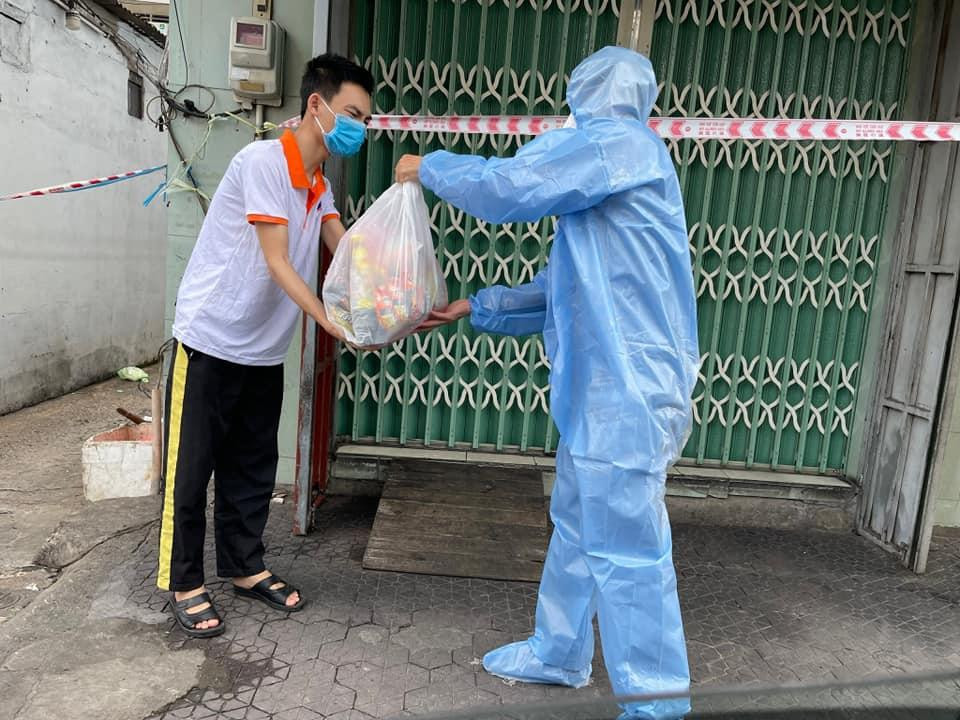 Các giảng viên ĐHQG TP. HCM đến tận nơi hỗ trợ nhu yếu phẩm cho sinh viên trong mùa dịch.