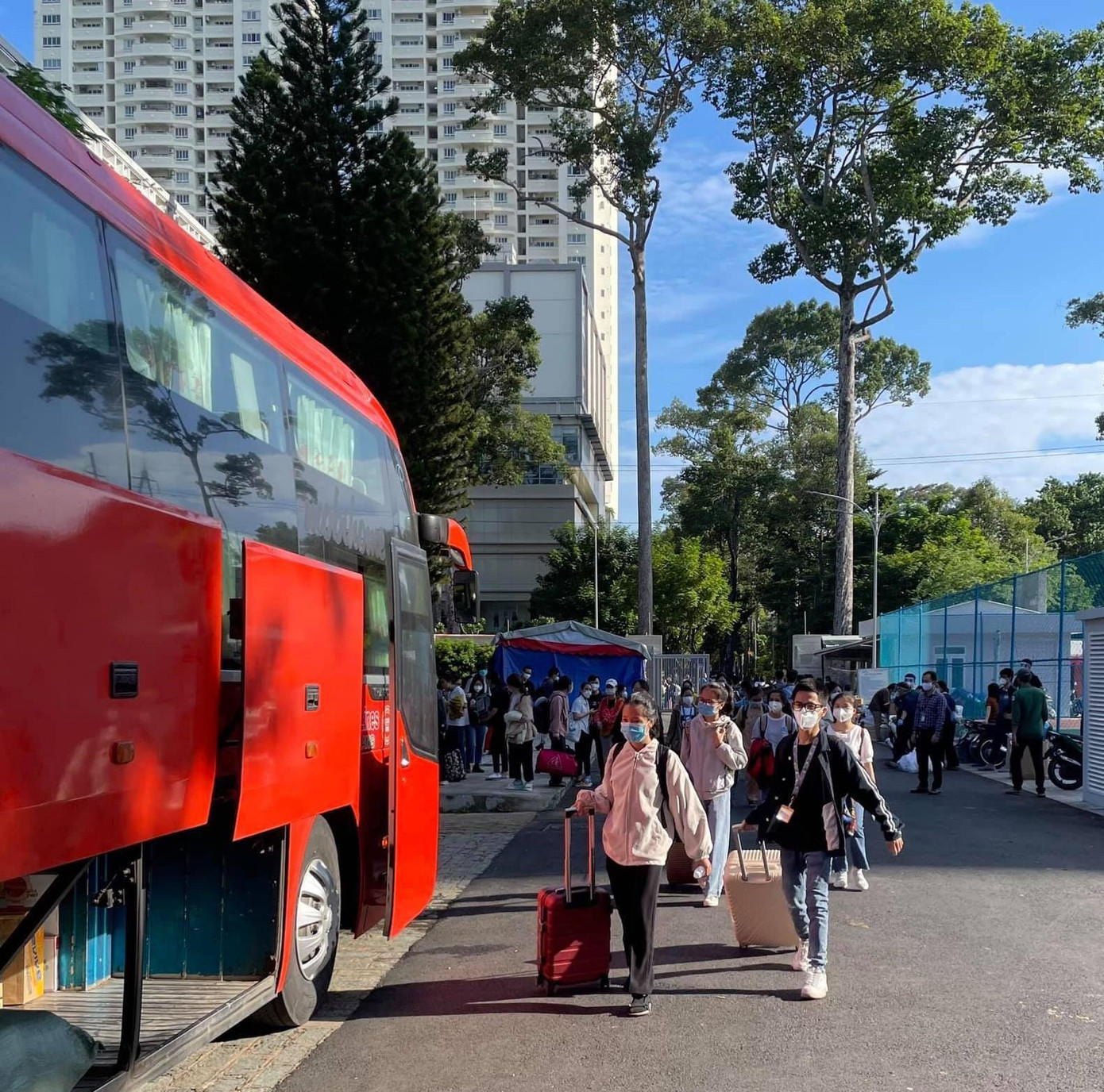 Sinh viên trường ĐH Y Dược TP. HCM lên đường đến Bà Rịa - Vũng Tàu hỗ trợ chống dịch. Sinh viên trường ĐH Y Dược TP. HCM lên đường đến Bà Rịa - Vũng Tàu hỗ trợ chống dịch.