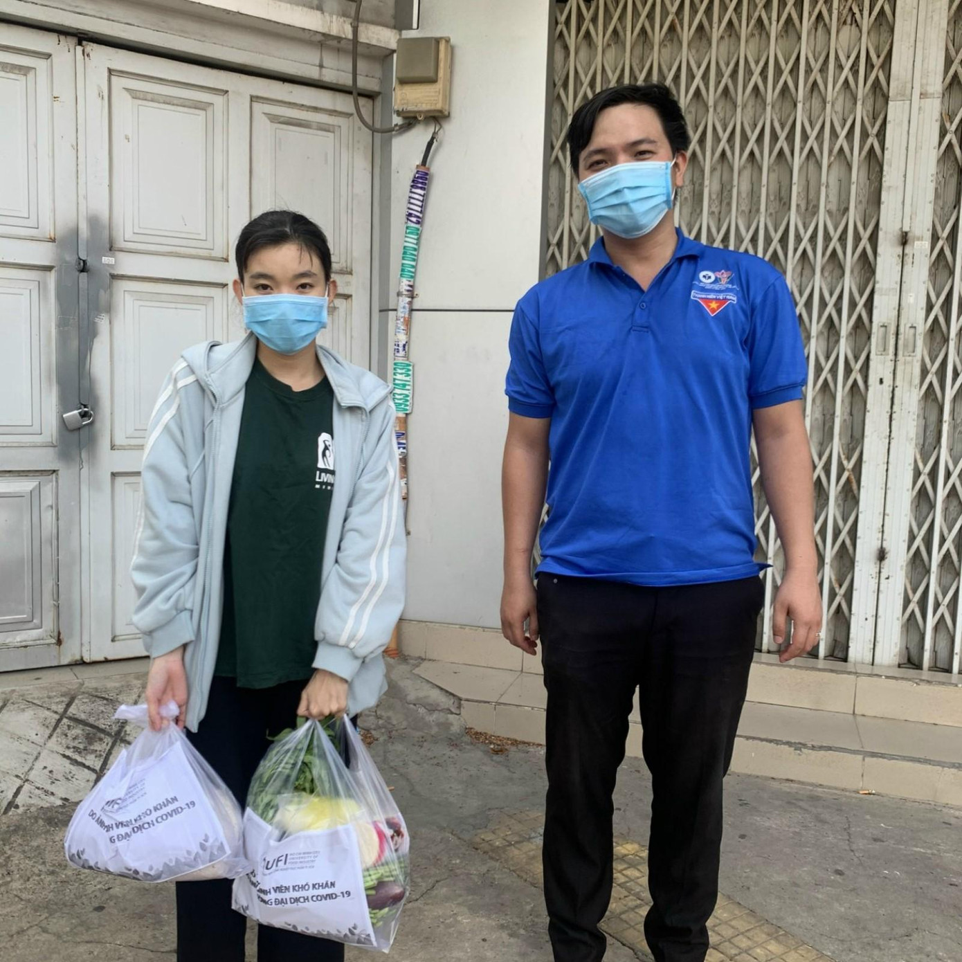 ThS Nguyễn Minh Ngọc trao quà cho sinh viên ở trọ của trường ĐH Công nghiệp Thực phẩm. ThS Nguyễn Minh Ngọc trao quà cho sinh viên ở trọ của trường ĐH Công nghiệp Thực phẩm.