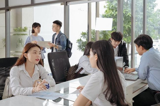 So với nhập học trực tiếp, nhập học trực tuyến đảm bảo an toàn cho thí sinh, nhà trường.