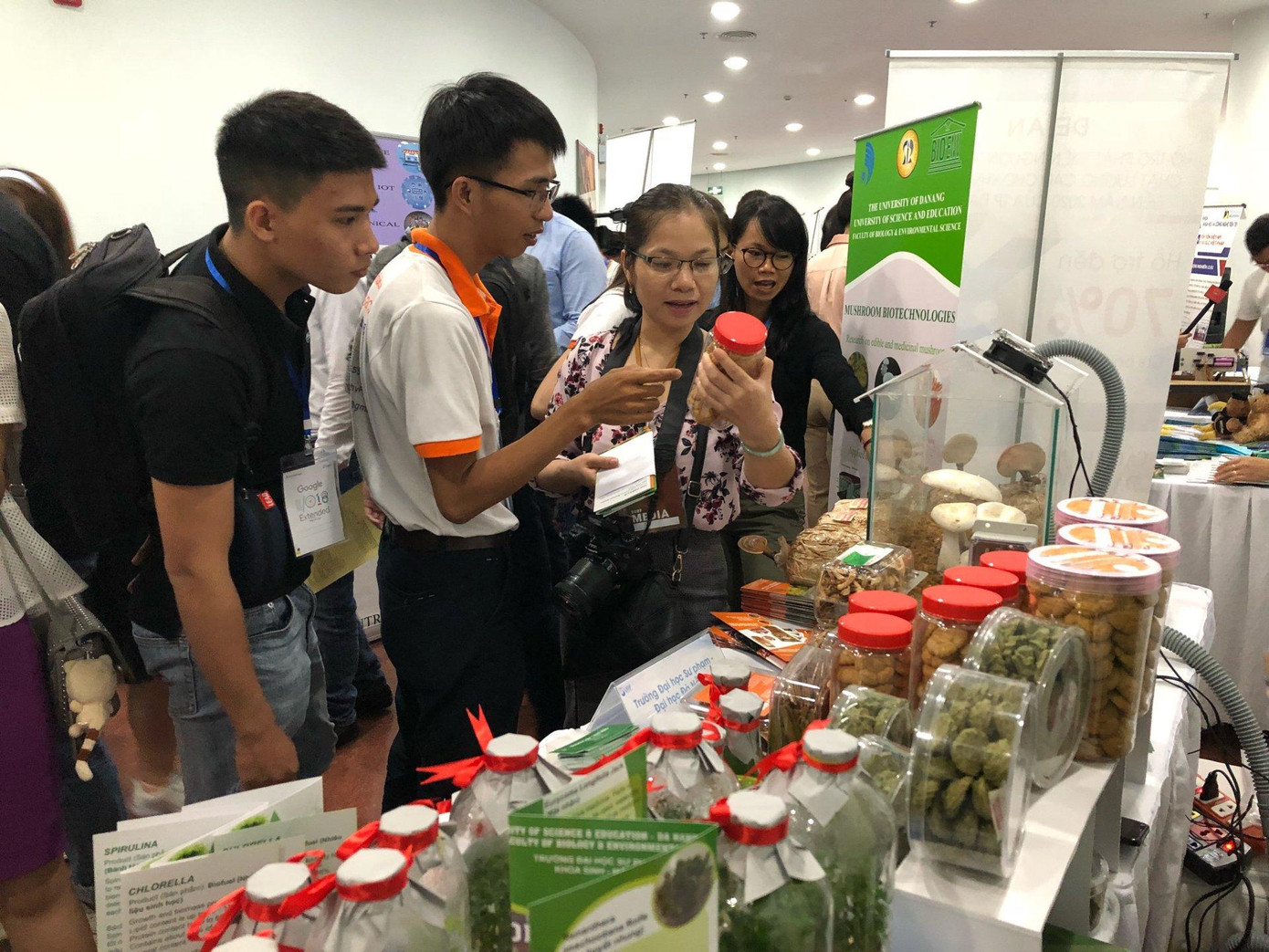 Các sản phẩm từ tảo xoắn của nhóm thu hút nhiều người xem tại một triển lãm. Các sản phẩm từ tảo xoắn của nhóm thu hút nhiều người xem tại một triển lãm.