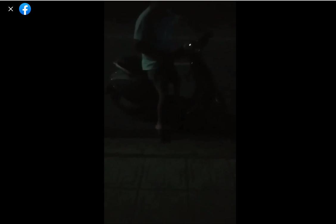 Cảnh nam nhân viên bãi xe nhà C3-C4 liên tục đe dọa sinh viên. Ảnh: cắt từ Clip.