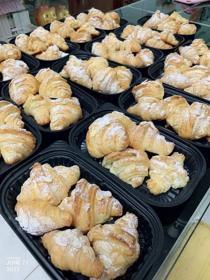 Bánh làm xong được đóng gói cẩn thận, vệ sinh và tự tay nhóm mang tặng các y, bác sĩ.