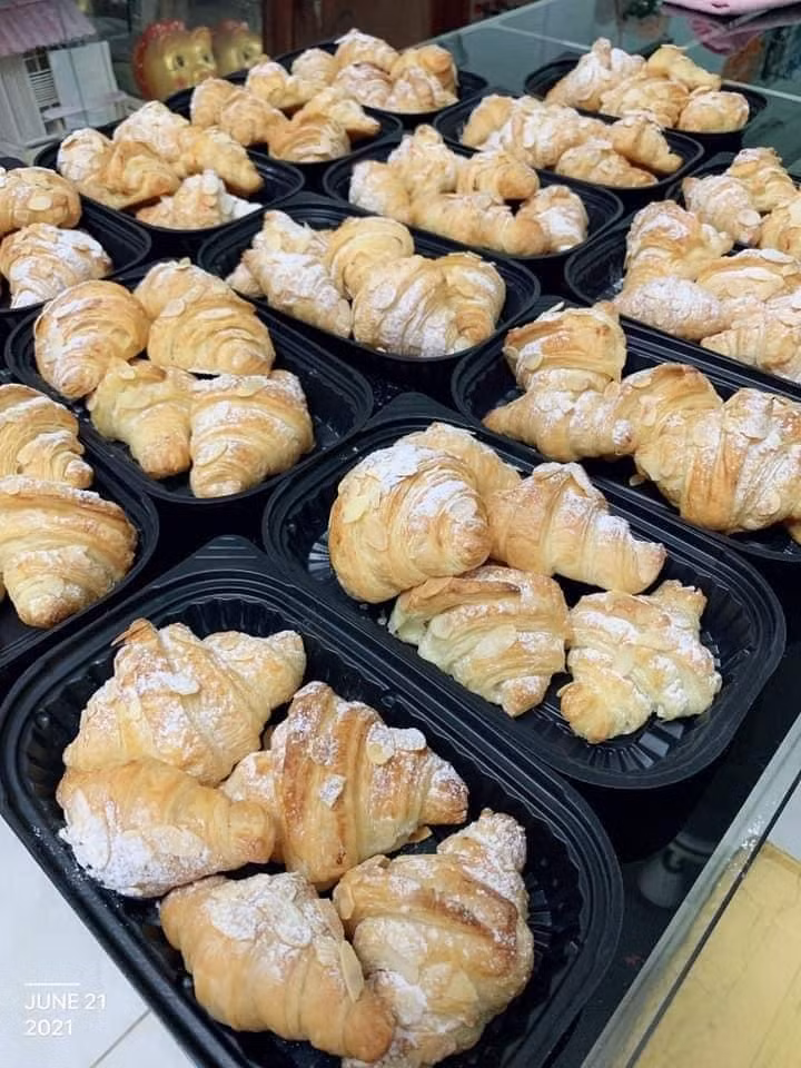 Bánh làm xong được đóng gói cẩn thận, vệ sinh và tự tay nhóm mang tặng các y, bác sĩ. Bánh làm xong được đóng gói cẩn thận, vệ sinh và tự tay nhóm mang tặng các y, bác sĩ.