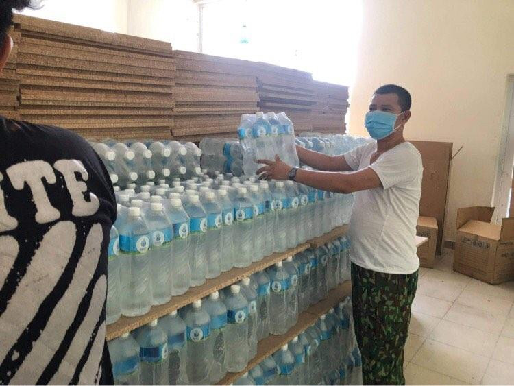 Cán bộ tại Bệnh viện điều trị bệnh nhân COVID-19 tại KTX ĐHQG TP. HCM tiếp nhận nước uống đóng chai do các nhà hảo tâm ủng hộ. Cán bộ tại Bệnh viện điều trị bệnh nhân COVID-19 tại KTX ĐHQG TP. HCM tiếp nhận nước uống đóng chai do các nhà hảo tâm ủng hộ.