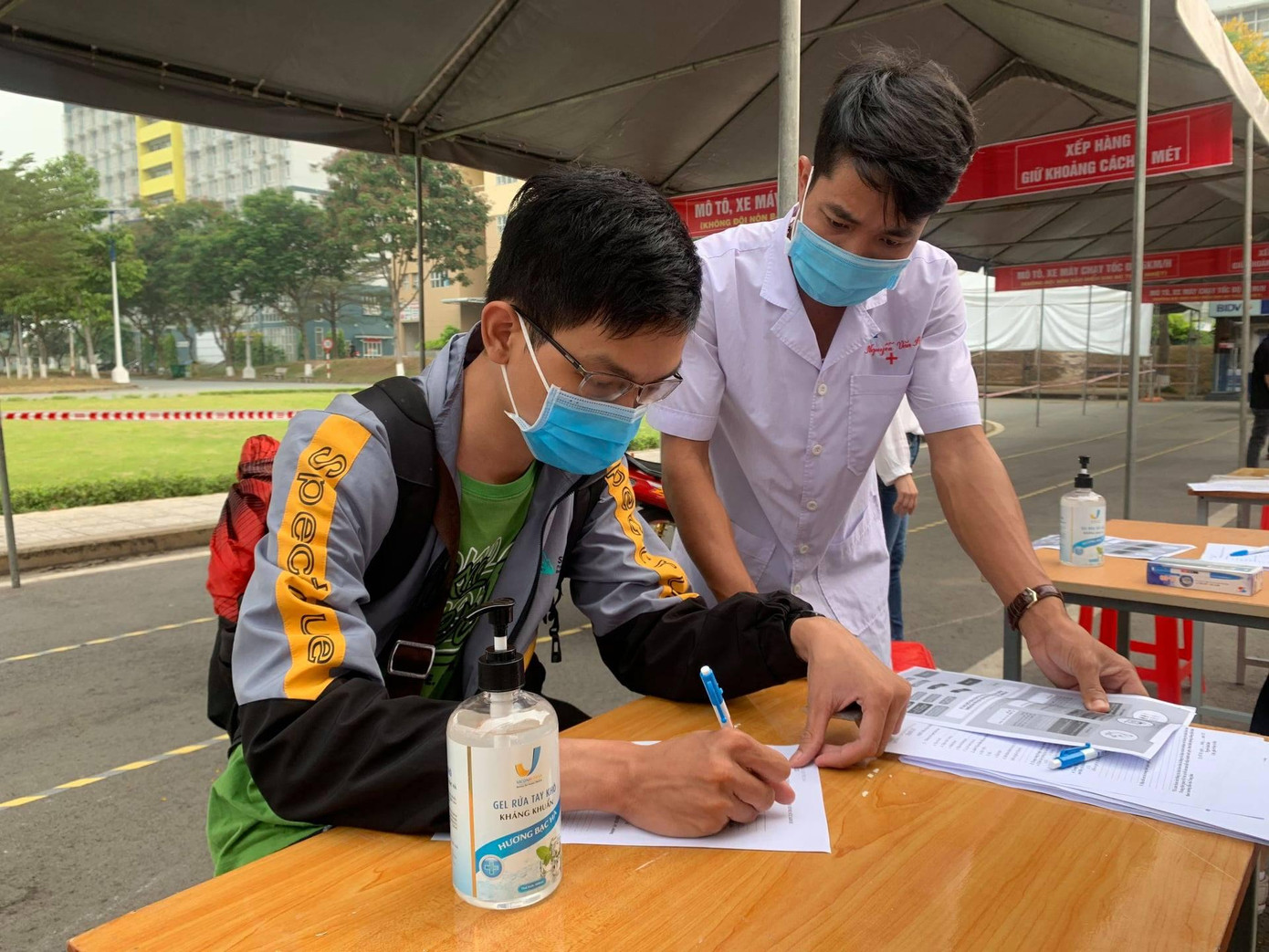 Hướng dẫn sinh viên khai báo y tế tại KTX ĐHQG TP.HCM.