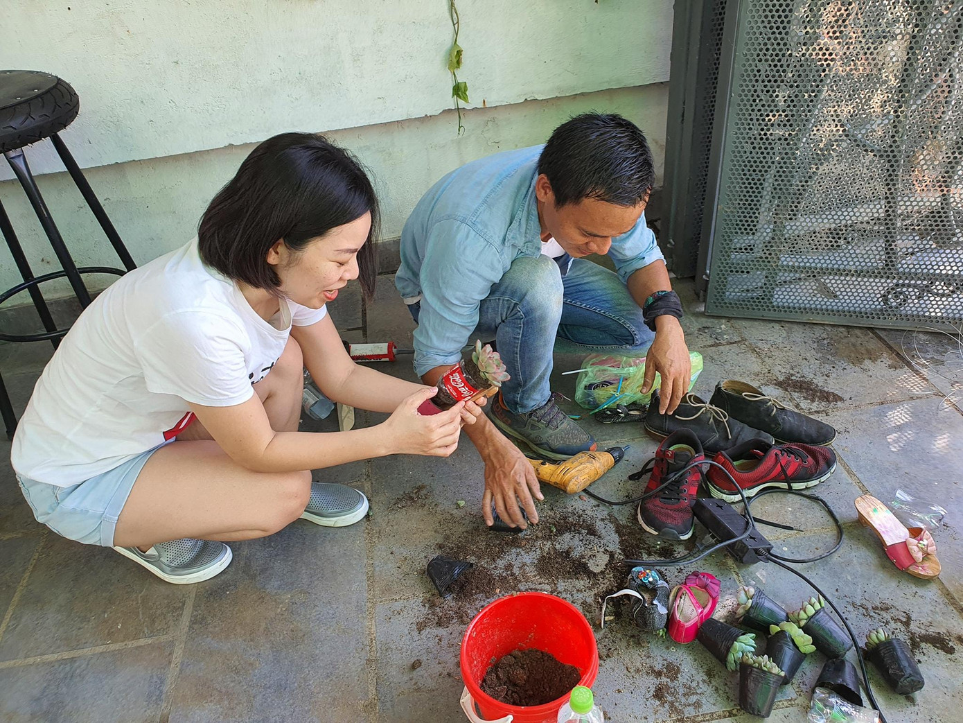 Anh Thơ hướng dẫn khách cách trồng cây với giày dép cũ.
