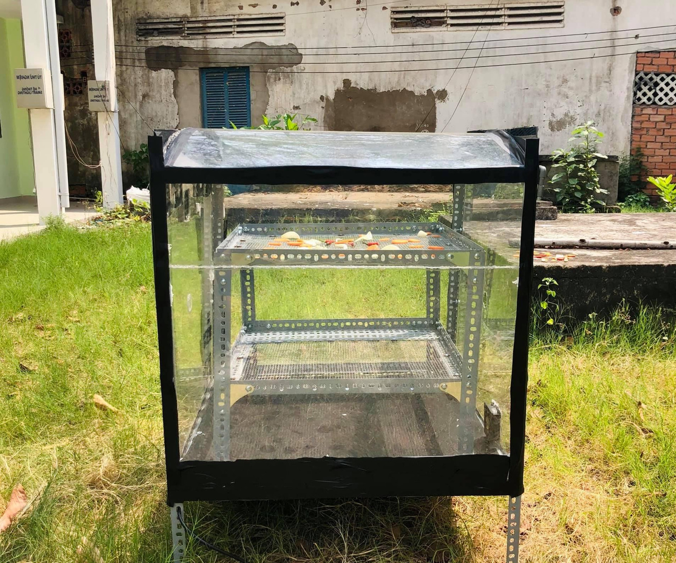 Mô hình hệ thống sấy thông minh sử dụng năng lượng mặt trời của sinh viên ĐH Bách khoa TP. HCM.