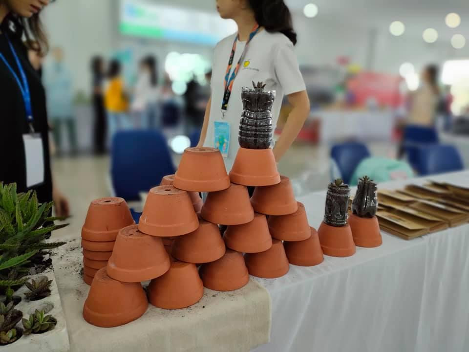 Với 10.000 đồng, sinh viên sẽ trao đổi các vật phẩm và đóng góp quỹ phát triển cộng đồng. Với 10.000 đồng, sinh viên sẽ trao đổi các vật phẩm và đóng góp quỹ phát triển cộng đồng.