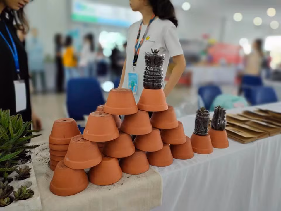 Với 10.000 đồng, sinh viên sẽ trao đổi các vật phẩm và đóng góp quỹ phát triển cộng đồng.