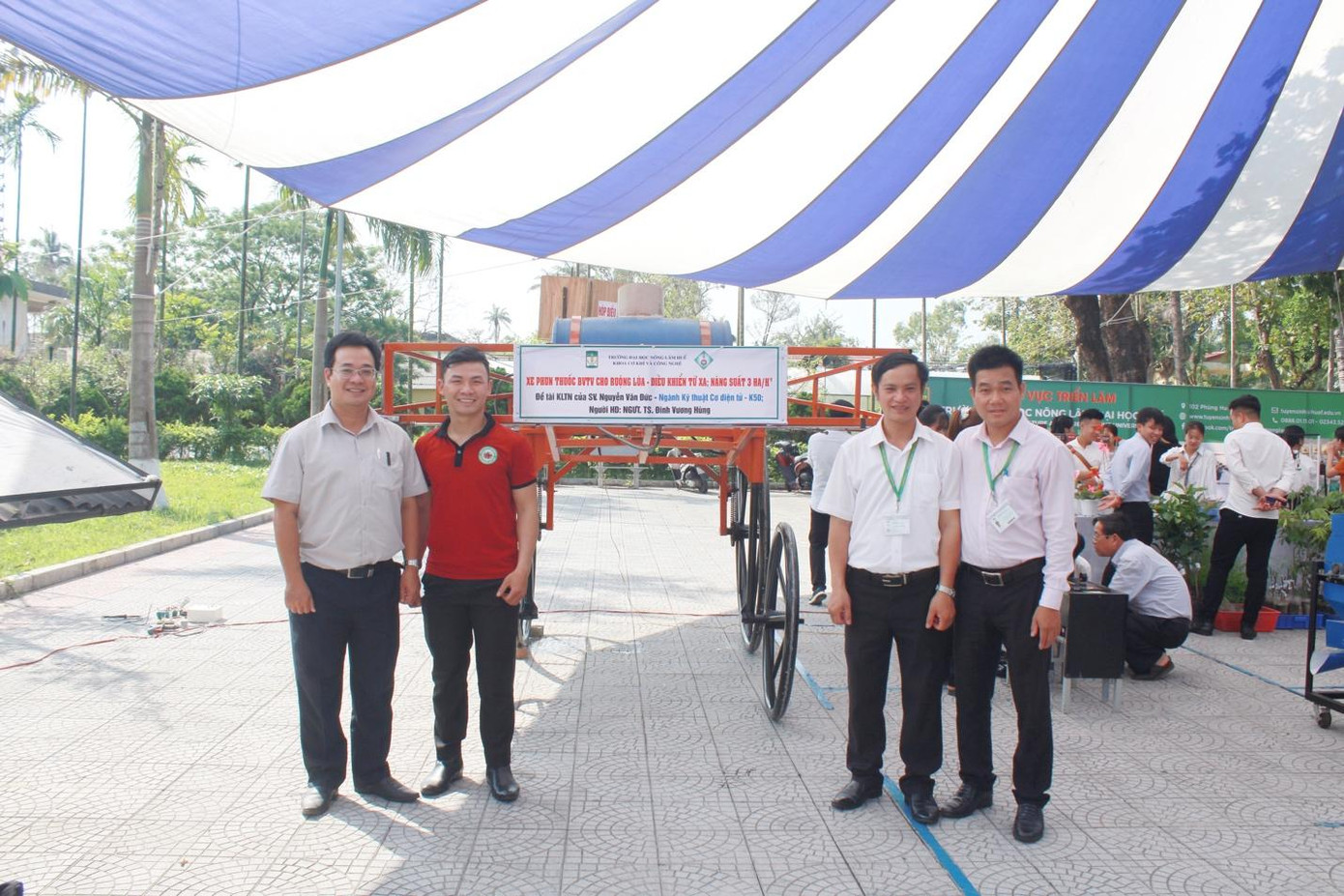 Nguyễn Văn Đức (áo đỏ) cùng các giảng viên Khoa Cơ khí và Công nghệ trong buổi triển lãm.