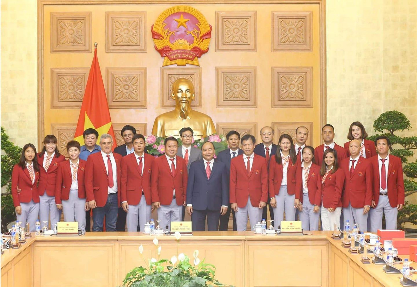 Hoàng Thị Ngọc (thứ ba từ trái sang) trong ngày nhận Bằng khen của Thủ tướng Chính phủ năm 2019. Hoàng Thị Ngọc (thứ ba từ trái sang) trong ngày nhận Bằng khen của Thủ tướng Chính phủ năm 2019.