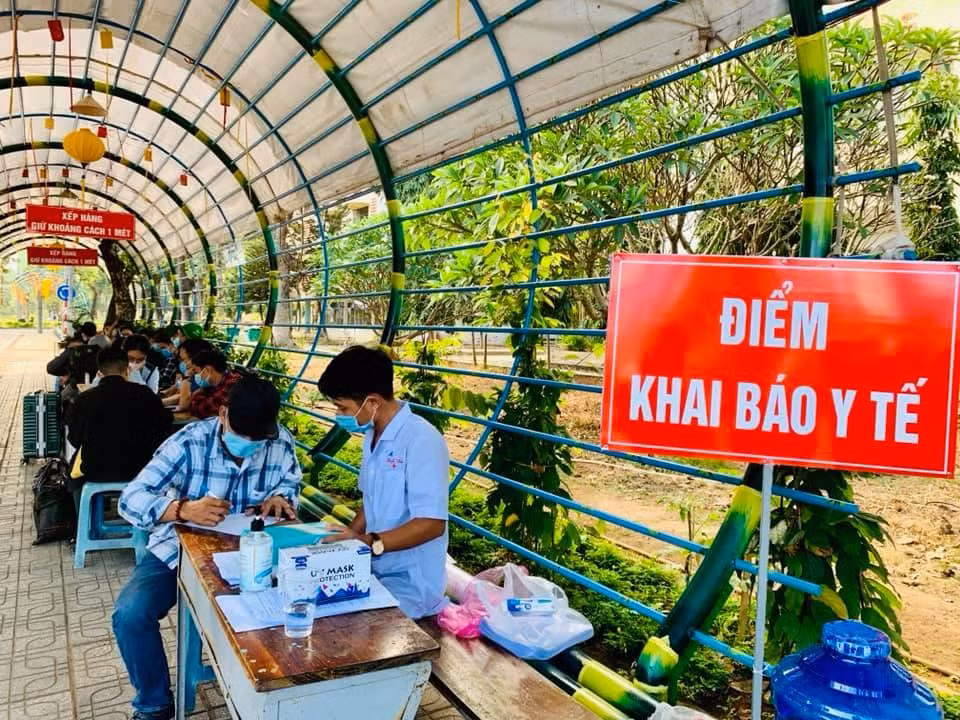 Sinh viên thực hiện khai báo y tế tại trường ĐH.