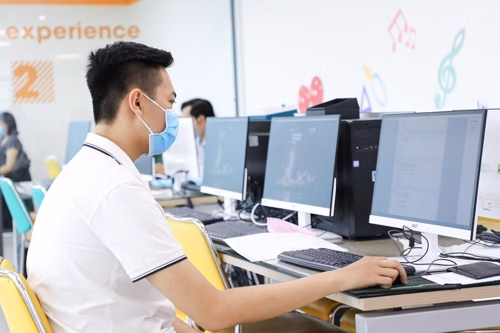 Cán bộ trường ĐH Kinh tế - Tài chính TP. HCM hỗ trợ nhập học trực tuyến cho tân sinh viên.