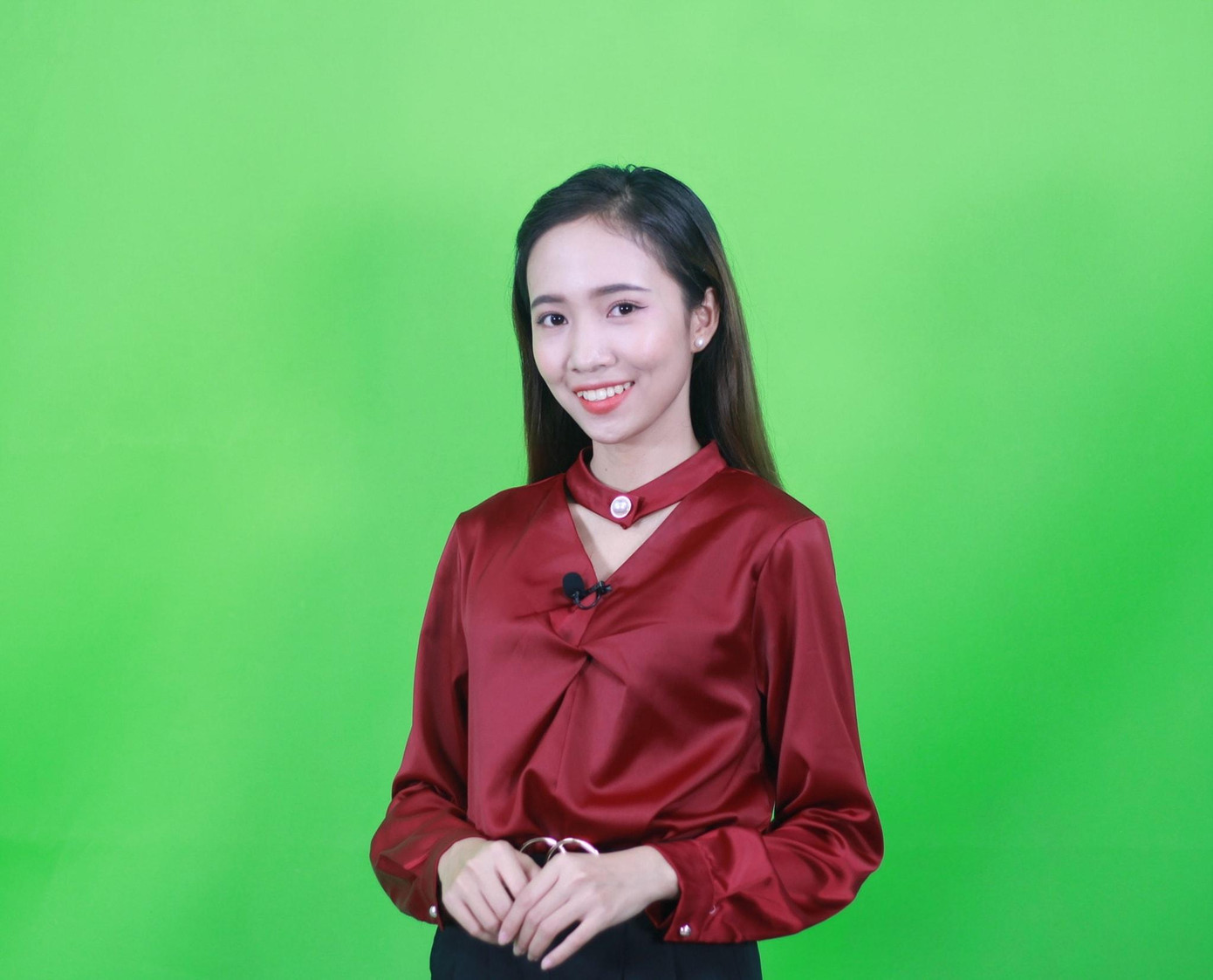 Đinh Lê Khánh Linh trước giờ ghi hình cho bản tin truyền hình.