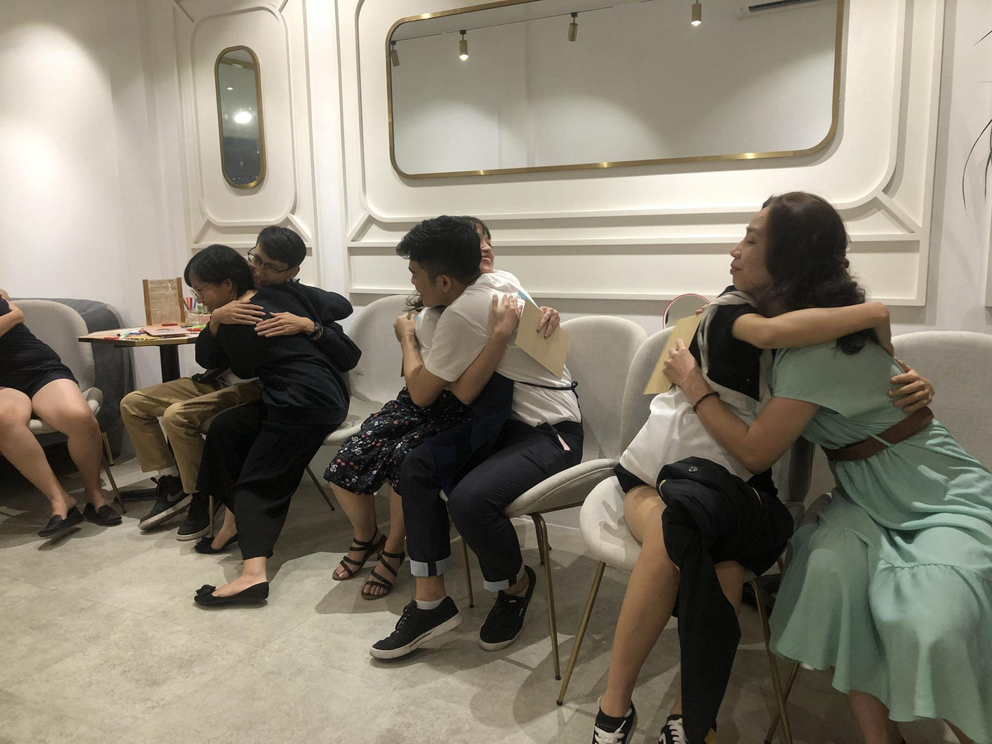 Thực hành Giftivism với những cái ôm động viên nhau...