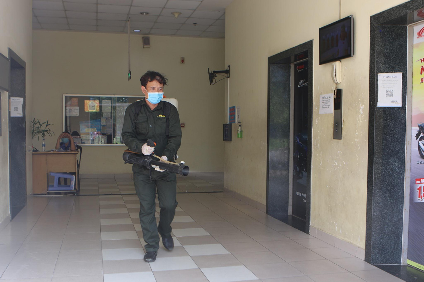 KTX ĐHQG TP. HCM tổ chức phun khử khuẩn phòng dịch tại các dãy nhà.