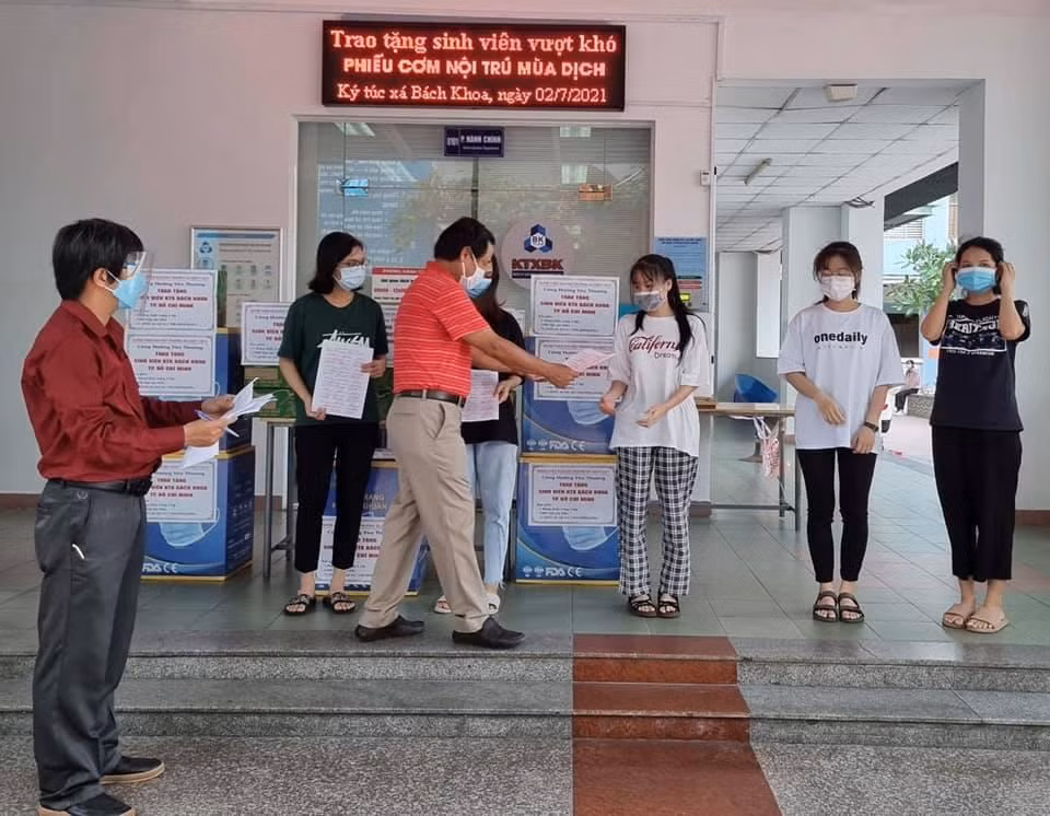 Trung tâm Dịch vụ KTX ĐH Bách khoa (ĐHQG TP. HCM) trao hỗ trợ cho sinh viên đang lưu trú tại KTX hồi đầu tháng 7/2021. Ảnh: KTX Bách khoa