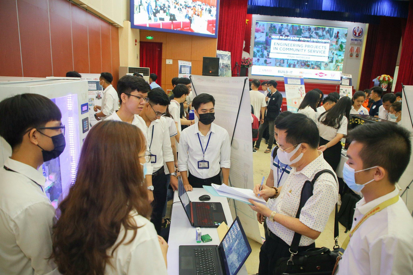 Sinh viên trường ĐH Bách Khoa TP.HCM thuyết trình về dự án máy sấy thông minh.
