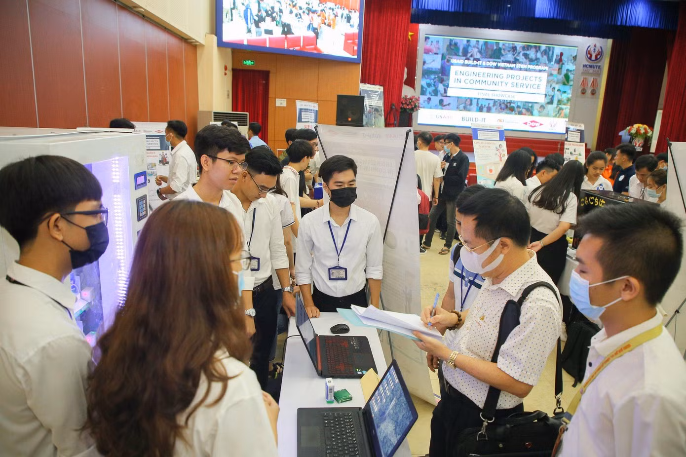 Sinh viên trường ĐH Bách Khoa TP.HCM thuyết trình về dự án máy sấy thông minh. Sinh viên trường ĐH Bách Khoa TP.HCM thuyết trình về dự án máy sấy thông minh.