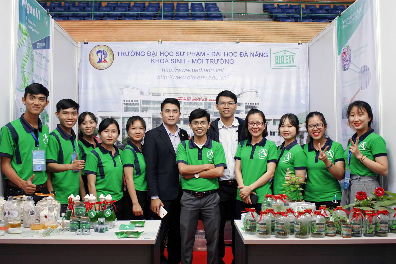 TS Trịnh Đăng Mậu (giữa) cùng các sinh viên giới thiệu các nghiên cứu, ứng dụng về tảo xoắn. TS Trịnh Đăng Mậu (giữa) cùng các sinh viên giới thiệu các nghiên cứu, ứng dụng về tảo xoắn.