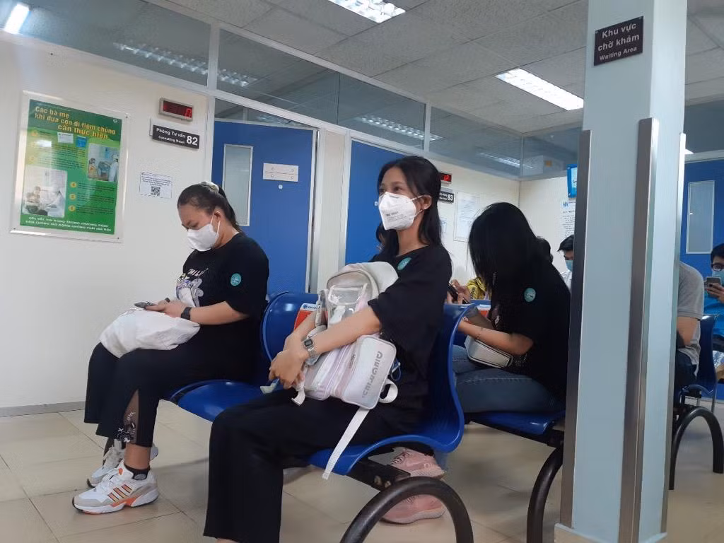 Sinh viên chờ theo dõi sau tiêm vaccine tại trường ĐH Y dược TP. HCM. Sinh viên chờ theo dõi sau tiêm vaccine tại trường ĐH Y dược TP. HCM.