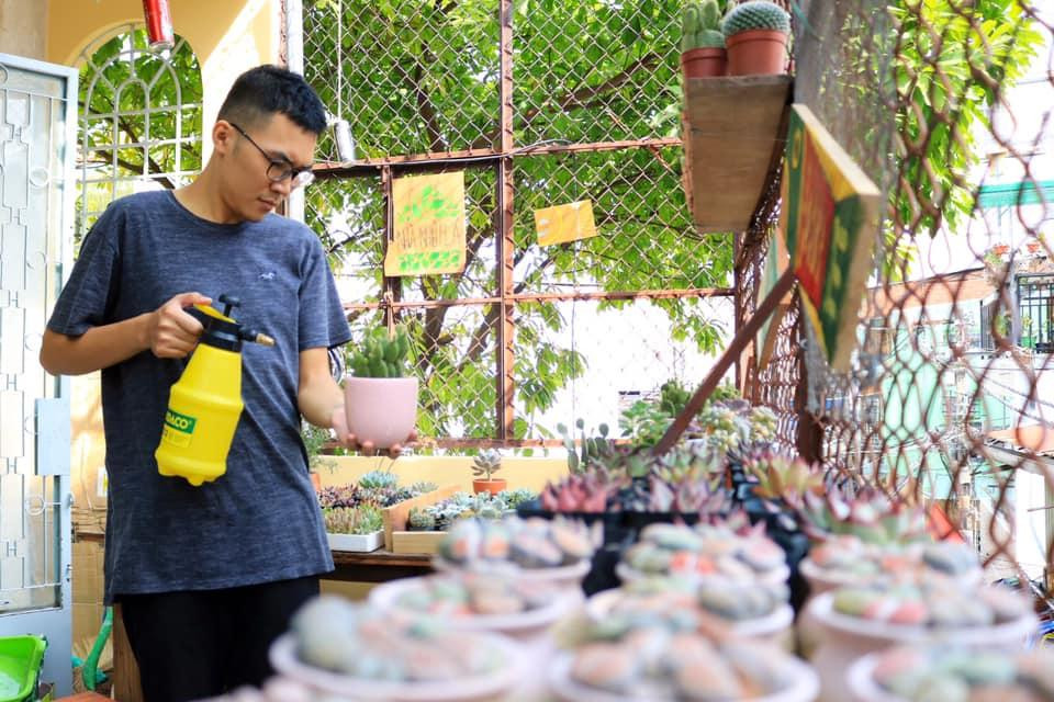 Hoàng Qúy Bình chăm sóc các chậu sen đá tại "Nhà nhiều lá". Hoàng Qúy Bình chăm sóc các chậu sen đá tại "Nhà nhiều lá".