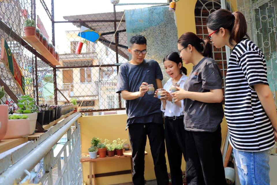 Hoàng Quý Bình giới thiệu với bạn trẻ về các hoạt động của "Nhà nhiều lá". Hoàng Quý Bình giới thiệu với bạn trẻ về các hoạt động của "Nhà nhiều lá".