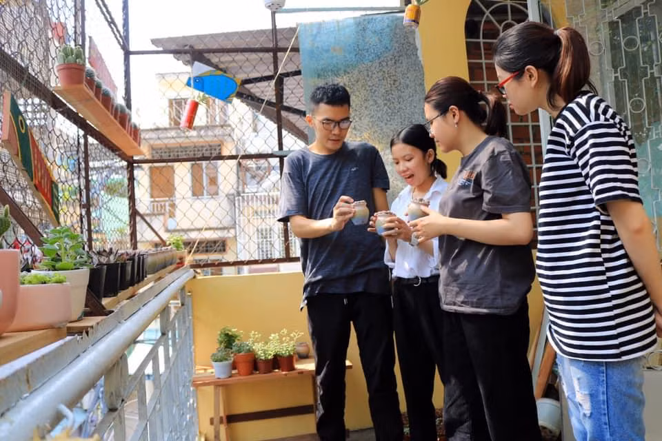 Hoàng Quý Bình giới thiệu với bạn trẻ về các hoạt động của "Nhà nhiều lá".