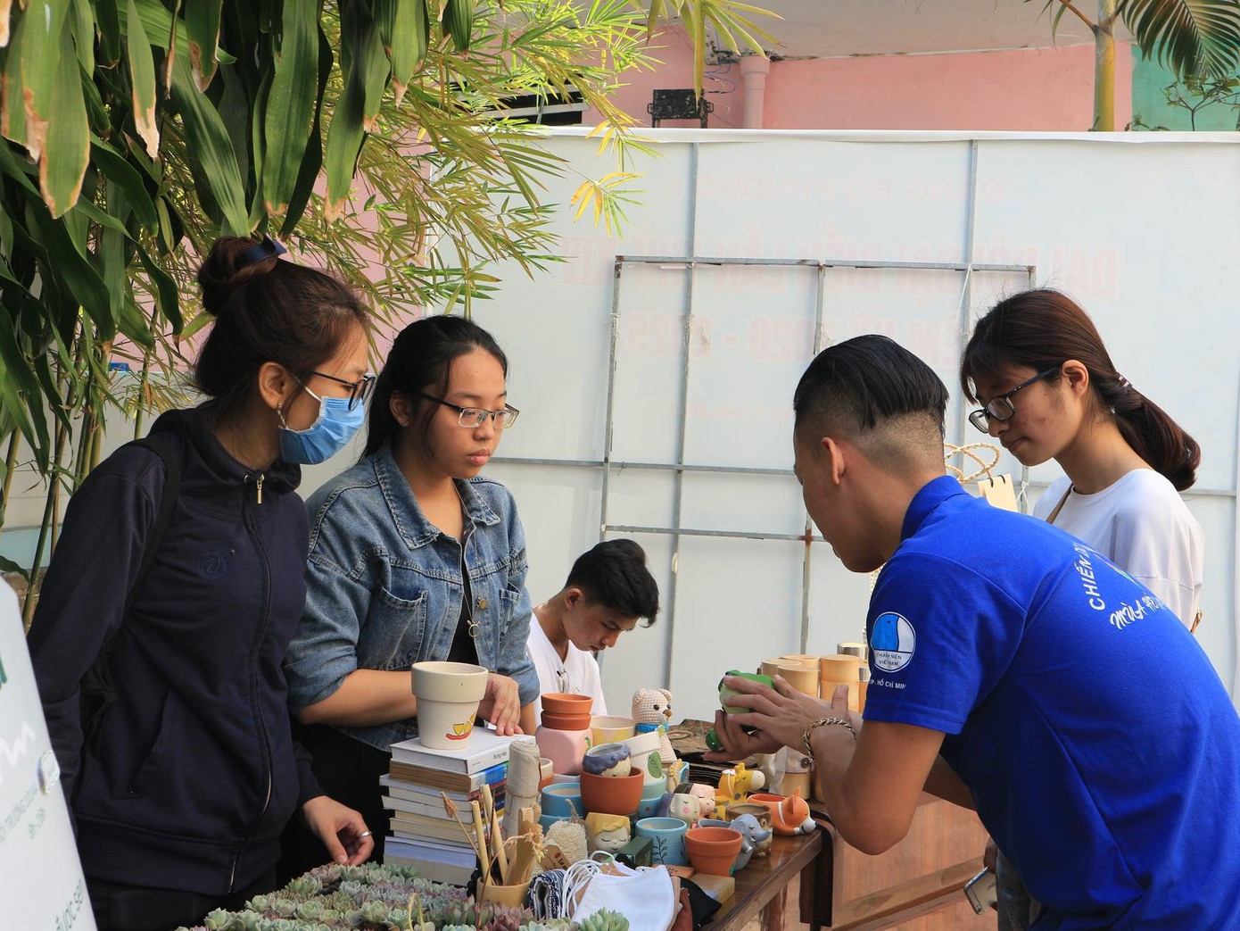 Các hoạt động của "Nhà nhiều lá" luôn thu hút nhiều bạn trẻ tham gia. Các hoạt động của "Nhà nhiều lá" luôn thu hút nhiều bạn trẻ tham gia.