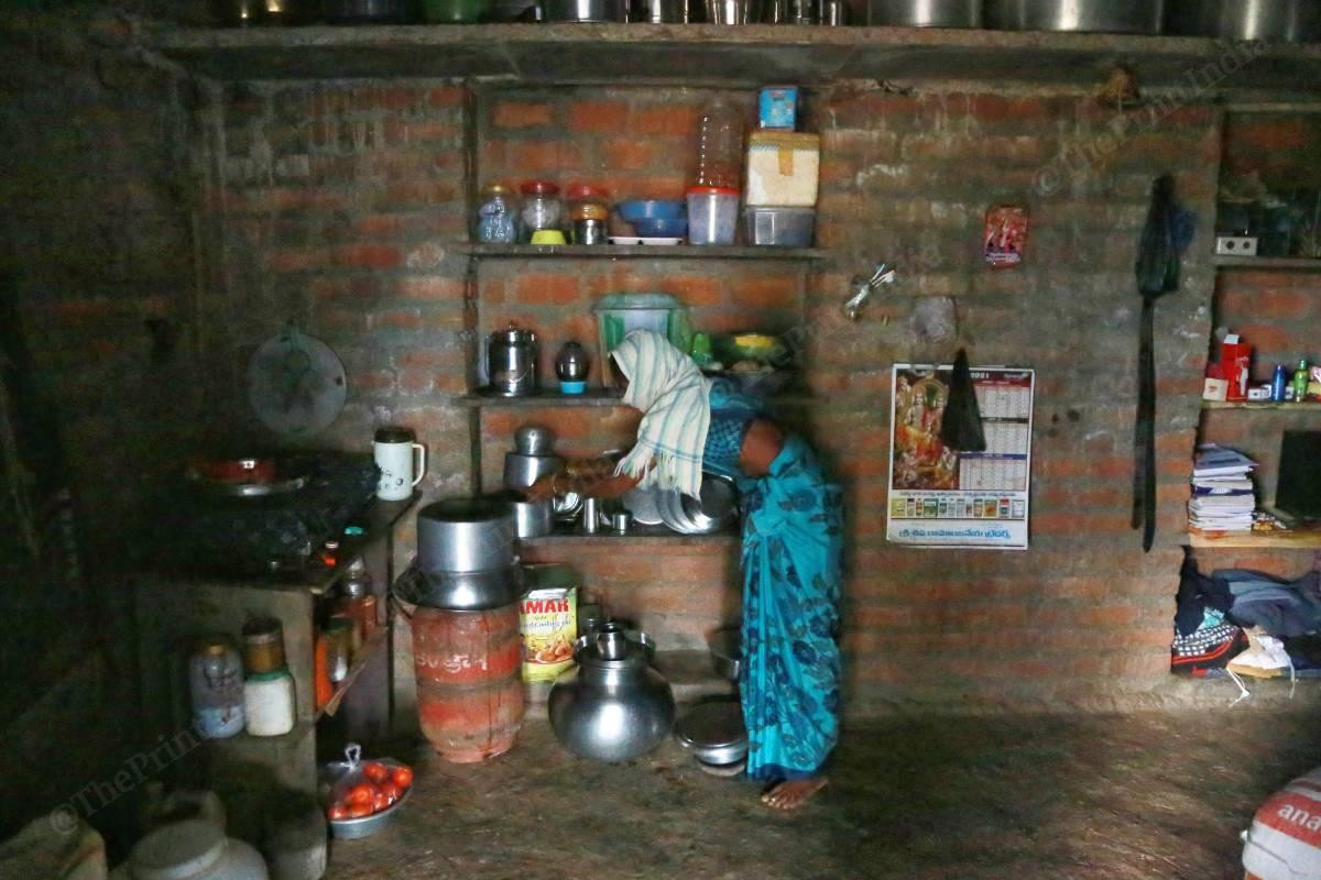 Bên trong căn nhà nhỏ tồi tàn, thiếu thốn của Shiva, cũng là tình cảnh chung của nhiều làng quê Ấn Độ trong đại dịch COVID-19. Ảnh: The Print