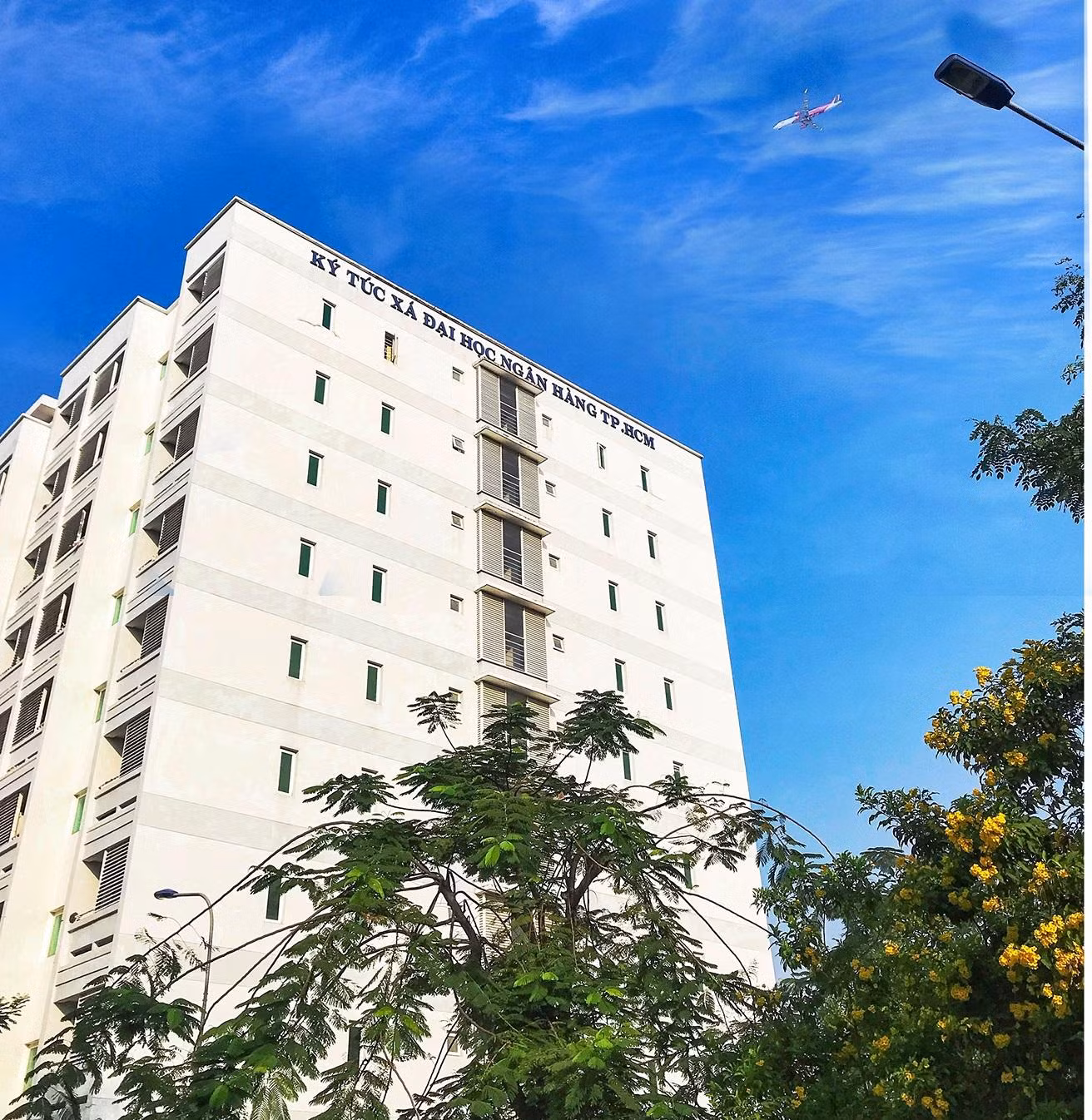Tòa nhà KTX trường ĐH Ngân hàng TP. HCM thành khu cách ly bệnh nhân COVID-19. Tòa nhà KTX trường ĐH Ngân hàng TP. HCM thành khu cách ly bệnh nhân COVID-19.