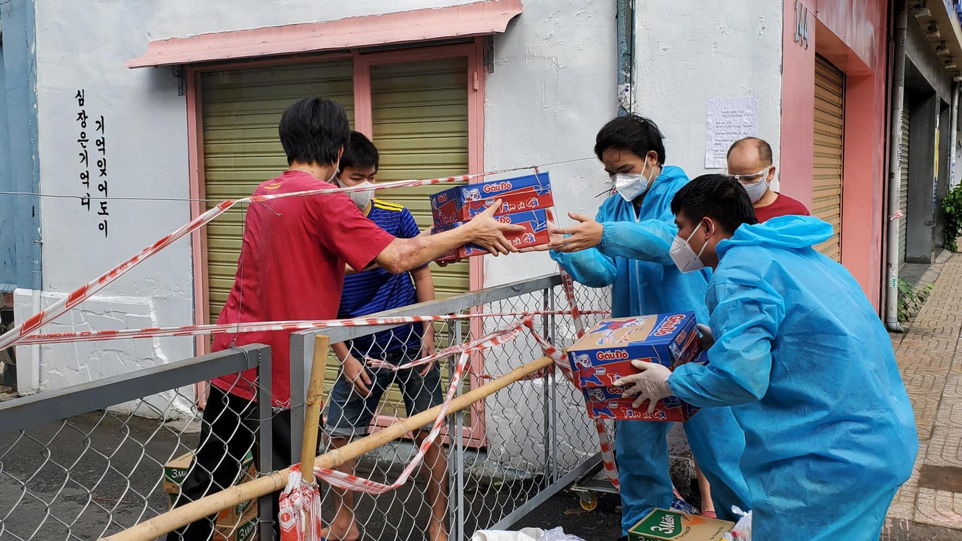 SV trường ĐH Bách khoa TP. HCM ở các khu trọ nhận hỗ trợ từ nhà trường khi TP thực hiện tăng cường giãn cách.