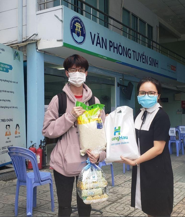 Sinh viên trường ĐH Văn Hiến nhận quà hỗ trợ từ nhà trường. Ảnh: VH