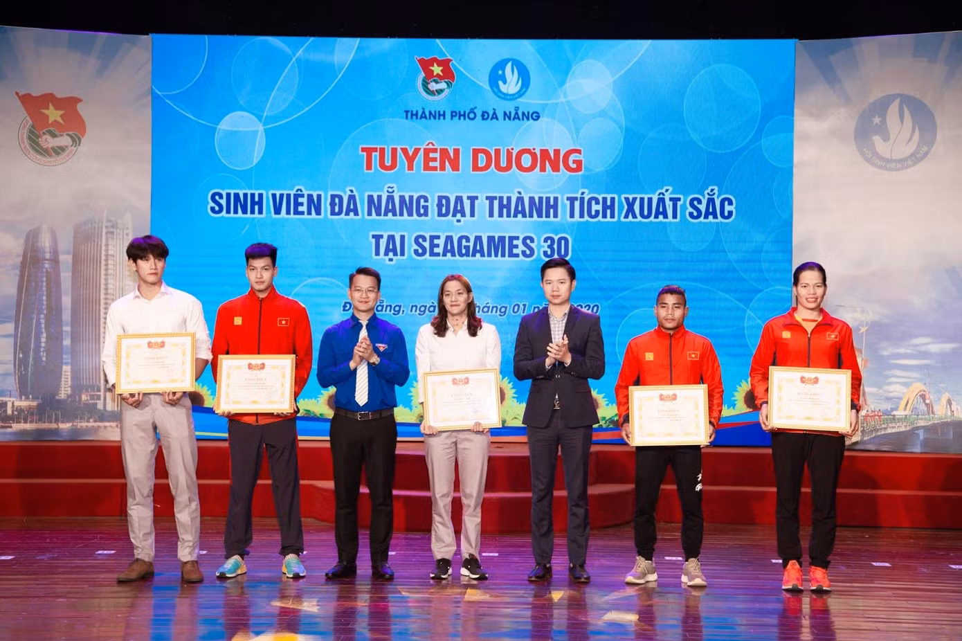 Phạm Thị Huệ (bìa phải) cùng các sinh viên trường ĐH TDTT Đà Nẵng trong lẽ tuyên dương khen thưởng của UBND TP.Đà Nẵng. Phạm Thị Huệ (bìa phải) cùng các sinh viên trường ĐH TDTT Đà Nẵng trong lẽ tuyên dương khen thưởng của UBND TP.Đà Nẵng.