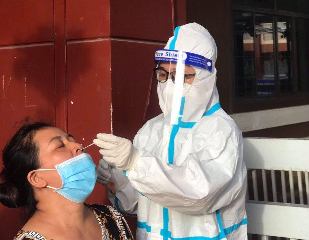 Sinh viên tình nguyện trường ĐH Y Dược Huế lấy mẫu xét nghiệm cho người dân Bình Dương. Sinh viên tình nguyện trường ĐH Y Dược Huế lấy mẫu xét nghiệm cho người dân Bình Dương.