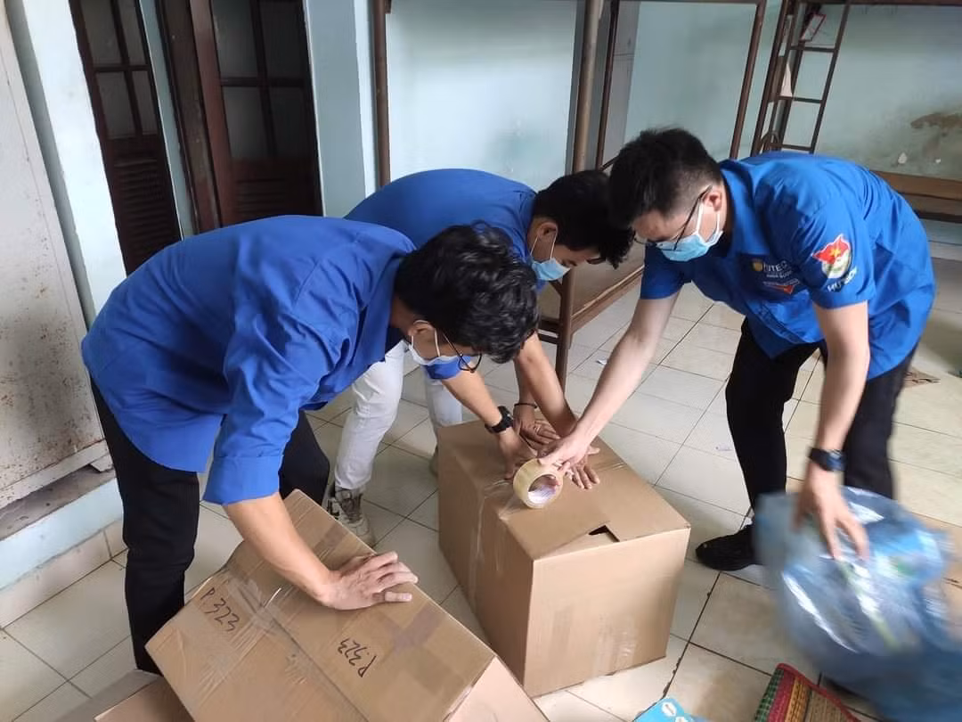Đồ đạc được đóng gói cẩn thận để ký gửi. Đồ đạc được đóng gói cẩn thận để ký gửi.