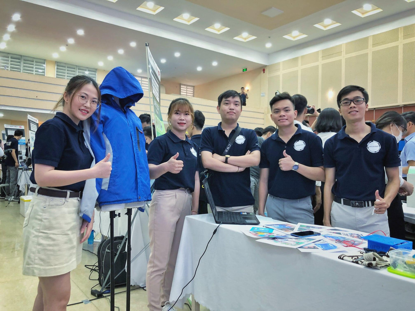 Nhóm UFO trường ĐH Bách khoa (ĐH Đà Nẵn) và sản phẩm áo khoác an toàn.