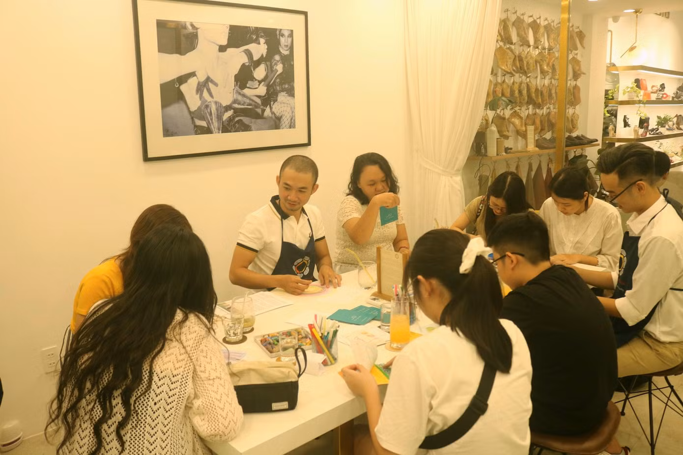 Tình nguyện viên và khách cùng vẽ tranh, gửi thông điệp sống tích cực đến nhau.