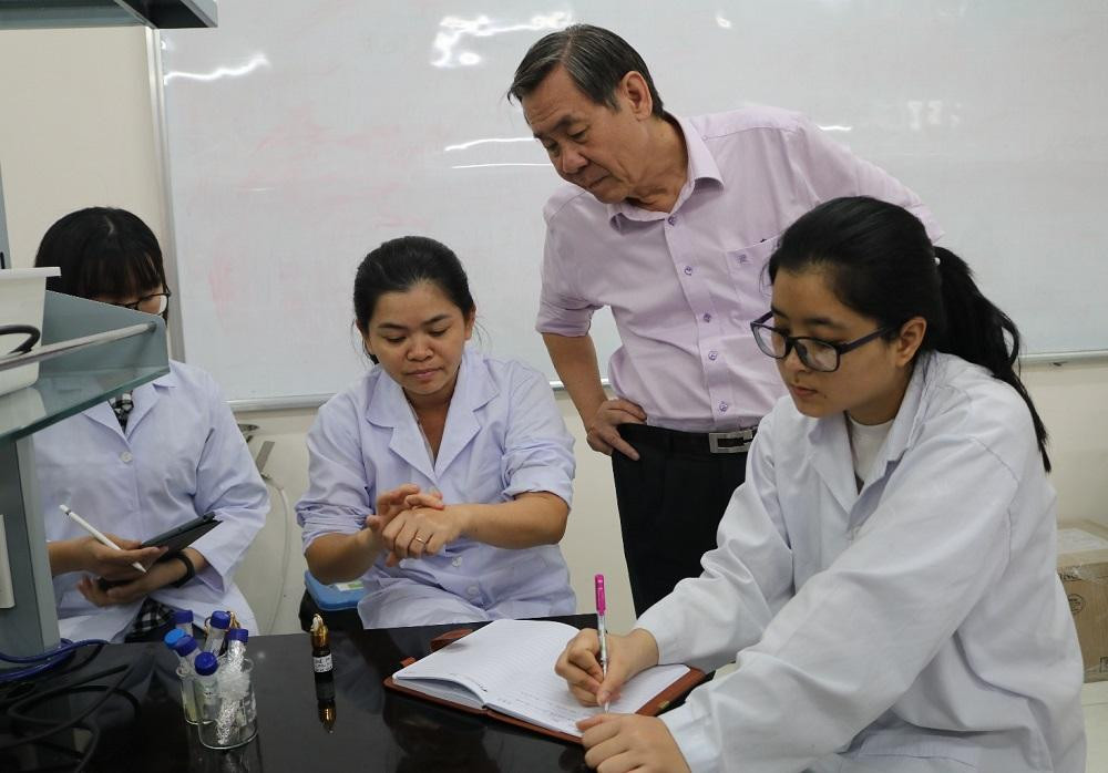 PGS. TS Nguyễn Thị Hiệp (thứ hai từ trái sang) và GS Võ Văn Tới trong phòng thí nghiệm tại ĐH Quốc tế. PGS. TS Nguyễn Thị Hiệp (thứ hai từ trái sang) và GS Võ Văn Tới trong phòng thí nghiệm tại ĐH Quốc tế.