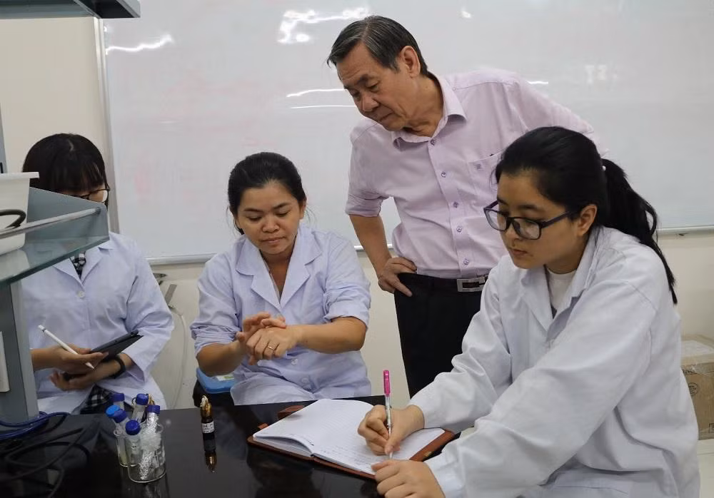 PGS. TS Nguyễn Thị Hiệp (thứ hai từ trái sang) và GS Võ Văn Tới trong phòng thí nghiệm tại ĐH Quốc tế.