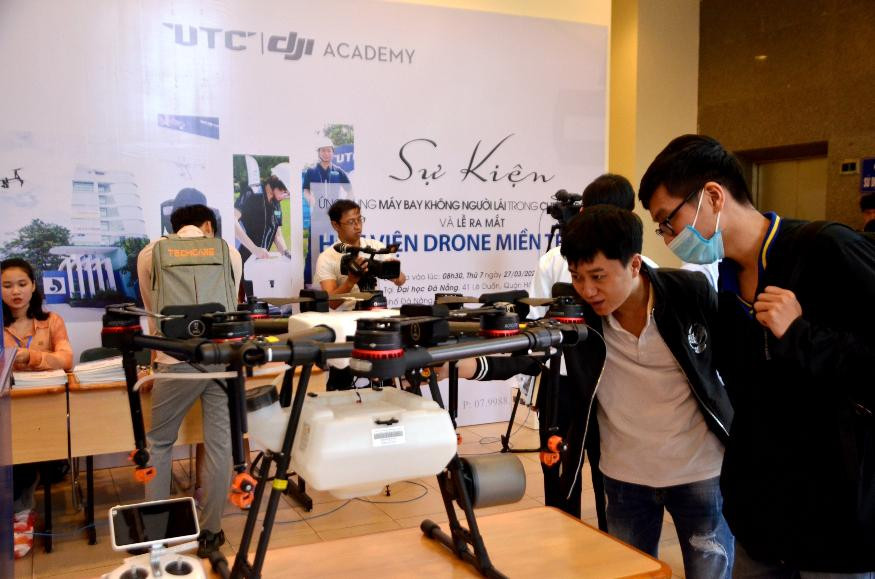 Sinh viên ĐH Đà Nẵng tìm hiểu về các loại drones. Ảnh: SDC Sinh viên ĐH Đà Nẵng tìm hiểu về các loại drones. Ảnh: SDC