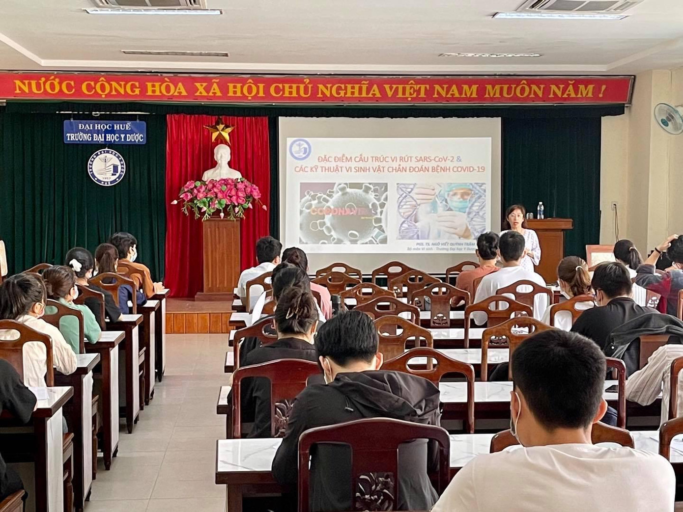 Tình nguyện viên được PGS. TS BS Ngô Viết Quỳnh Trâm tập huấn kiến thức phòng dịch. Tình nguyện viên được PGS. TS BS Ngô Viết Quỳnh Trâm tập huấn kiến thức phòng dịch.